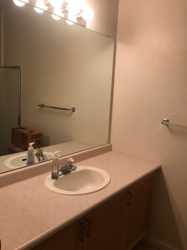 Building Photo - Very nice 2 bedroom 2 bathroom condo at Mountain Gate II.