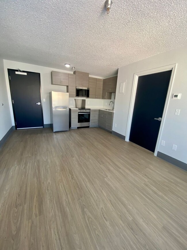 Building Photo - RARE - 2 bed 2 bath in fully renovated com...