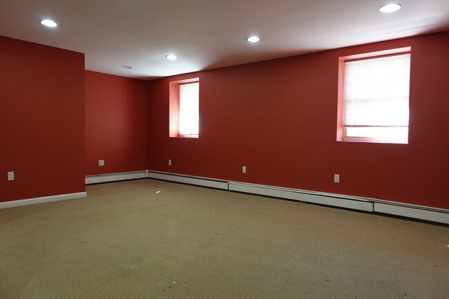 Building Photo - 4 Bedroom Spacious Hi-Ranch