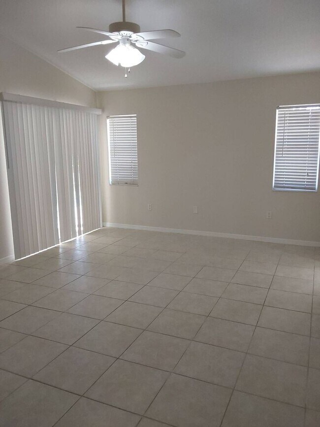 Building Photo - Beautiful 3 Bedroom + Den, 2 Bathroom Home...