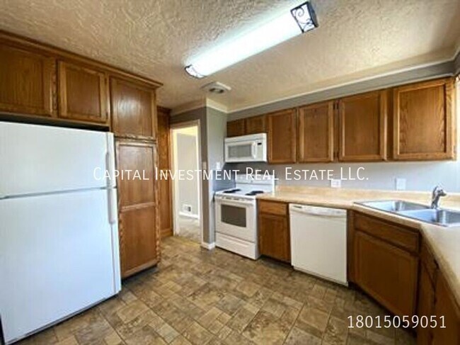 Building Photo - 236 400 S