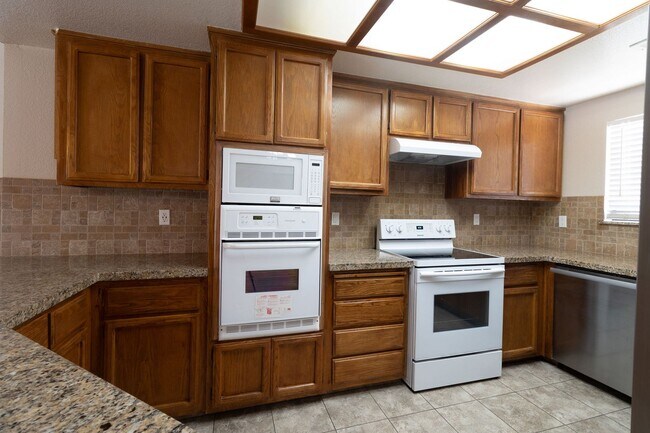 Building Photo - Stunning 3-bedroom, 2-bathroom home with a...