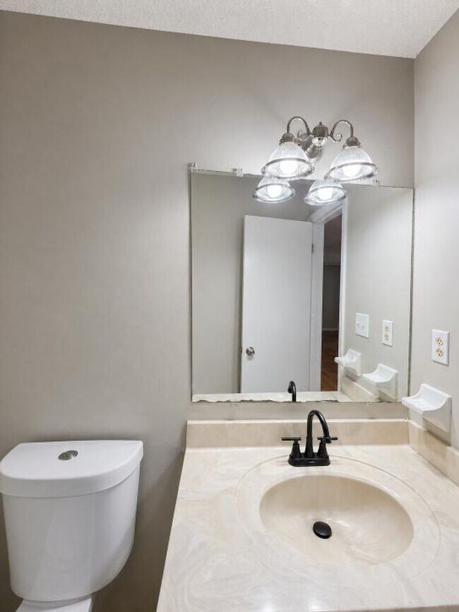 Building Photo - MOVE-IN SPECIAL!! $250 OFF First Month