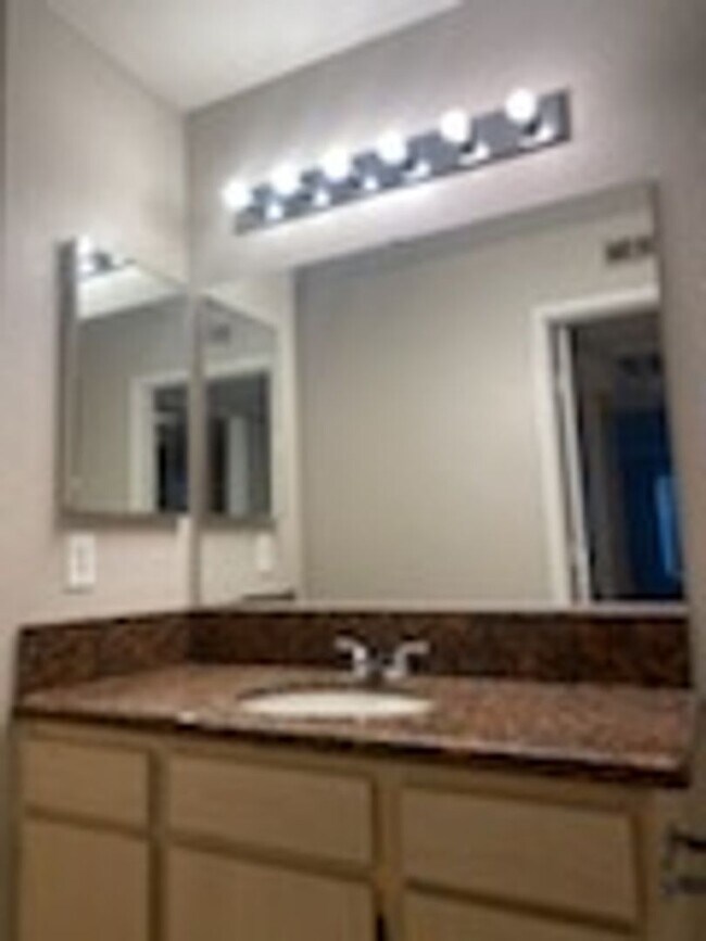 Building Photo - 1 Bedroom Condo located at Bella Club