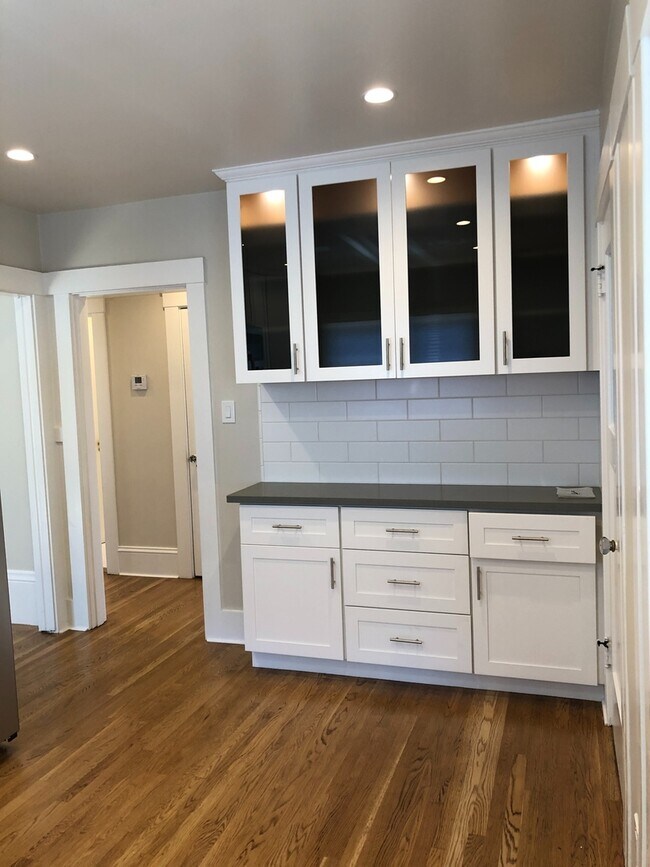 Building Photo - Remodeled House Walking Distance to Burlingame Ave