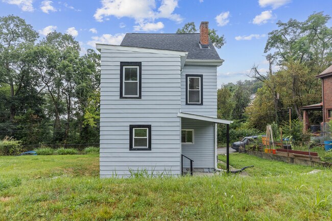 Building Photo - 392 Calderwood Ave