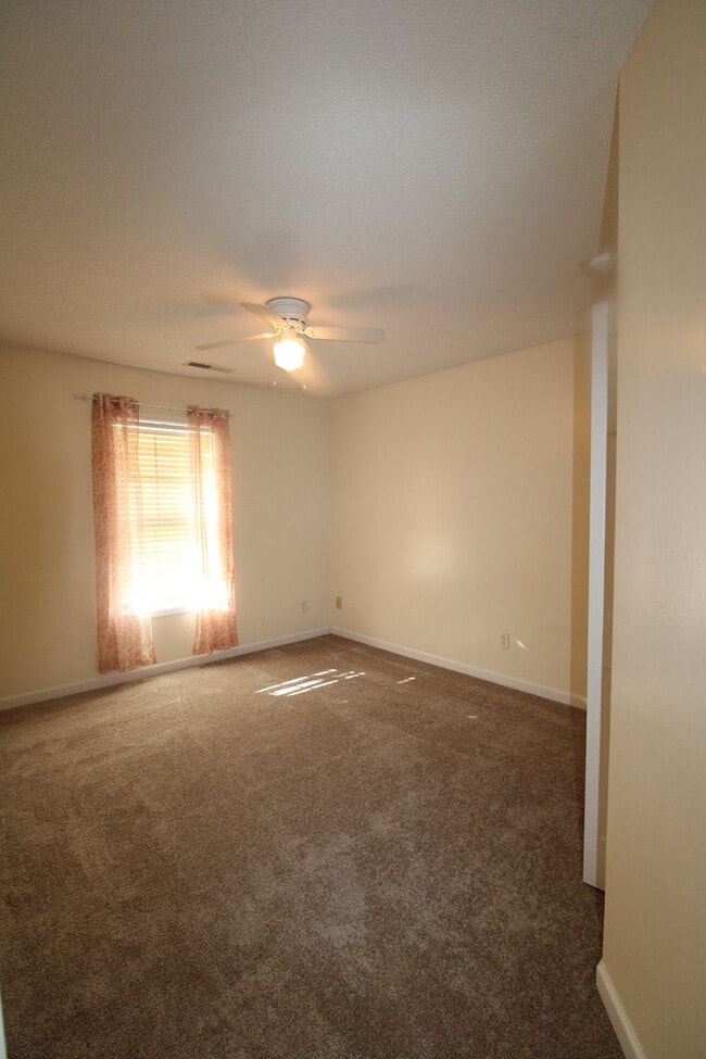 Building Photo - 305 Trillium Ln