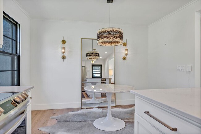 Building Photo - Beautifully furnished short-term rental in Historic Downtown Franklin!