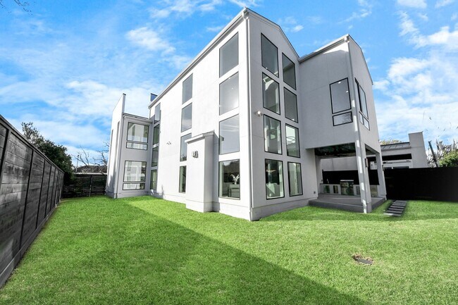 Building Photo - 2232 Swift Blvd