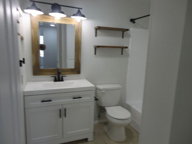 Building Photo - Gorgeous 2 + 2 Santa Fe Condo Valencia