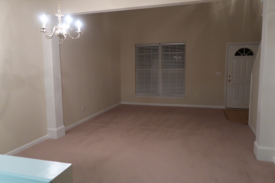 Livingroom / Dining room - 200 Durston Loop