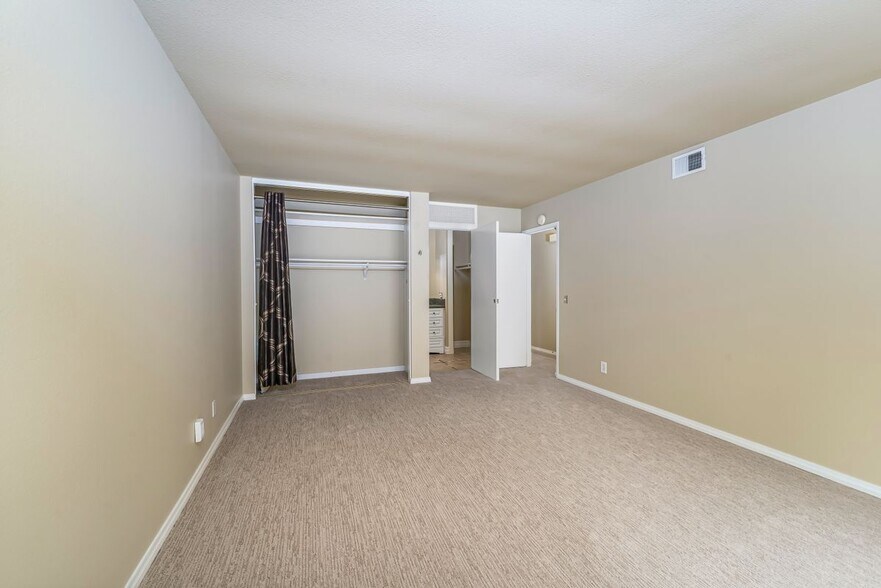 Building Photo - 2162 Sweetbriar Rd