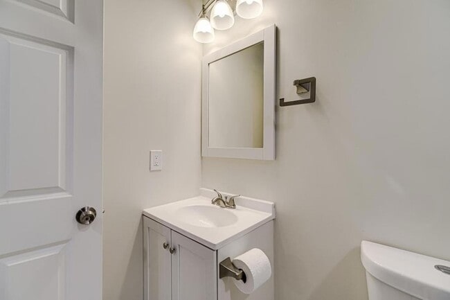 Building Photo - 835 Niagara Ln N