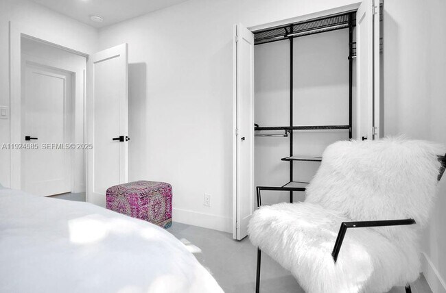 Building Photo - 117 NE 20th St