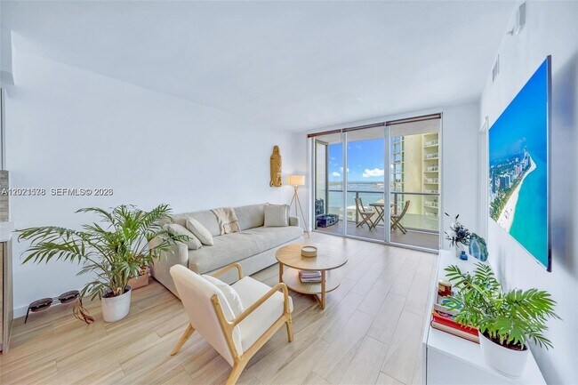 Building Photo - 1300 Brickell Bay Dr