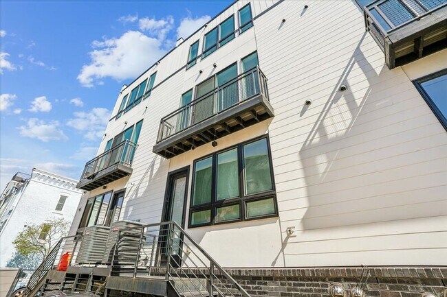 Building Photo - 810 13th St NE