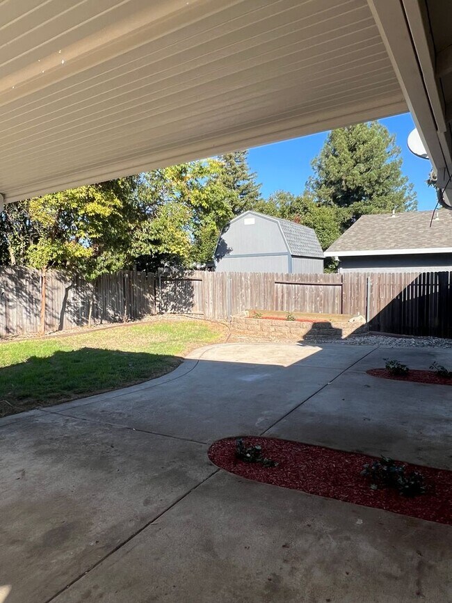Building Photo - NICE 3 BEDROOM HOME IN CITRUS HEIGHTS!