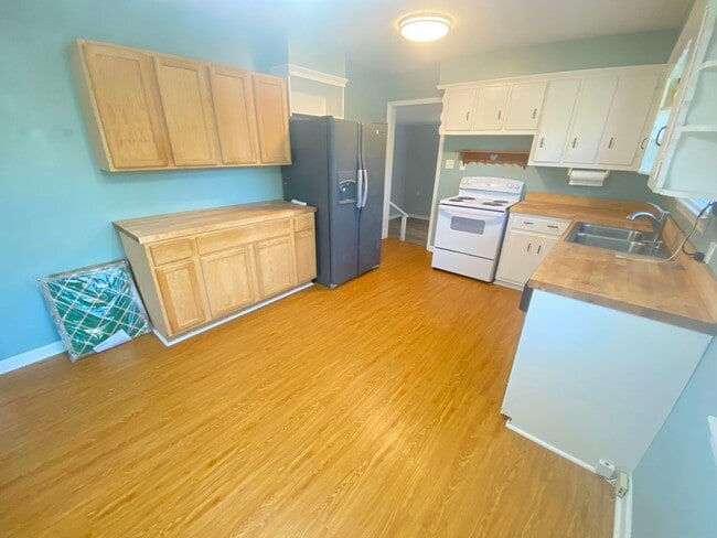 Building Photo - For Lease - 2 Beds, 1 Bath,