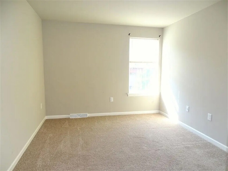 Building Photo - 945 Woodridge Dr