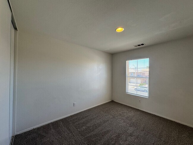 Building Photo - Victorville 3 Bedroom Home