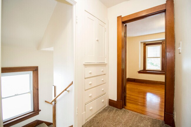 Building Photo - 513 Hampton Ave