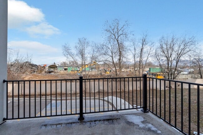 Building Photo - Spacious 4 Bed, 3 Bath Pet-Friendly Home with Central Air & Modern Features! - Available NOW!