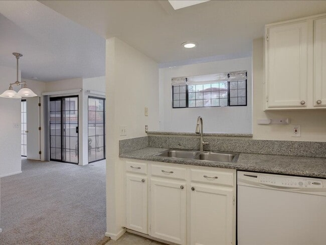 Building Photo - 2 Bedroom, 2 Bath
