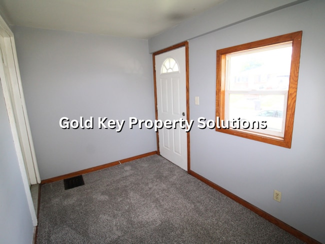 Building Photo - 3 BR 1.5 BA House with Garage and Central ...