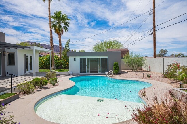 Building Photo - European-inspired Mid-Century Henderson Home!