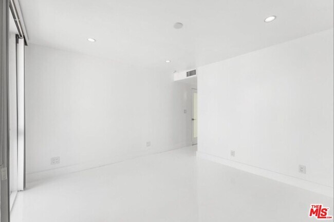 Building Photo - 2419 Ocean Front Walk