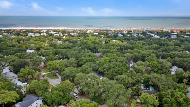 Building Photo - Available 6/15. Stunning, Fully-Rennovated...