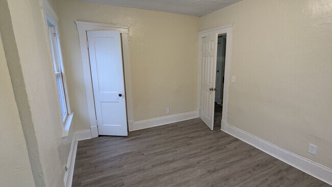 Building Photo - Welcome to this charming 3-bedroom, 1-bathroom home located in the heart of Akron