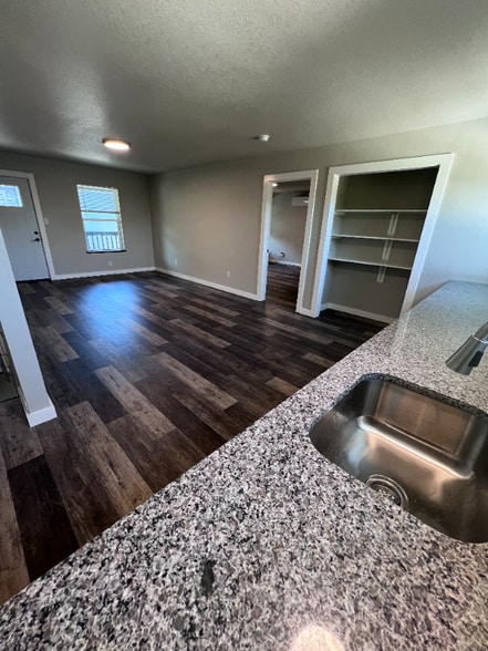 Building Photo - 404 Scott St