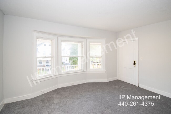 Building Photo - Lovely 2 Bed, 1-Bath Upper Unit in Clevela...