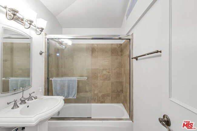 Building Photo - 746 Ashland Ave