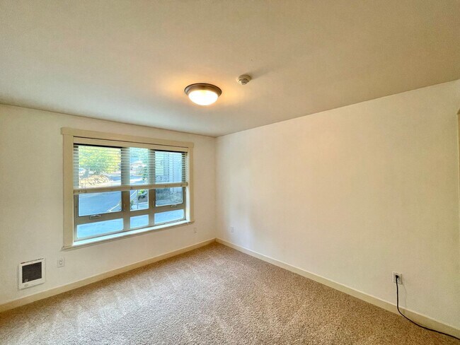 Building Photo - Great Condo For Rent