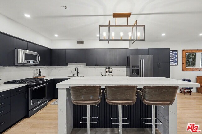 Building Photo - 700 Main St