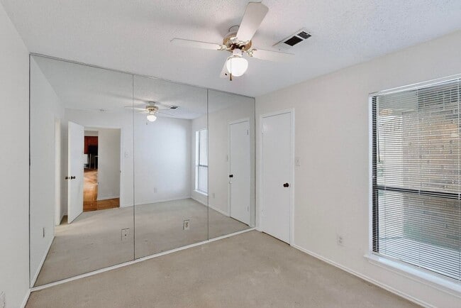 Building Photo - Spacious Townhome with Lake Views on a Pri...
