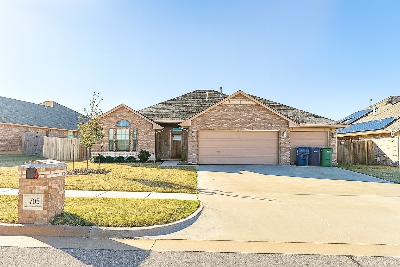 Primary Photo - 705 Bobcat Trl