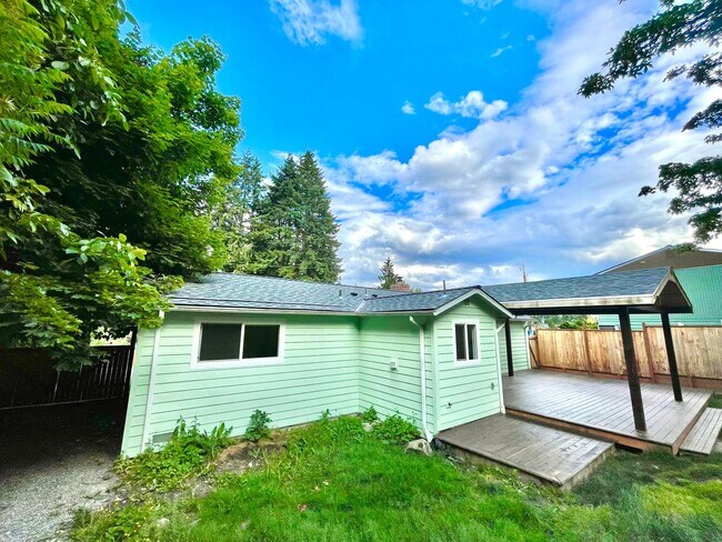 Building Photo - 17606 33rd Pl W