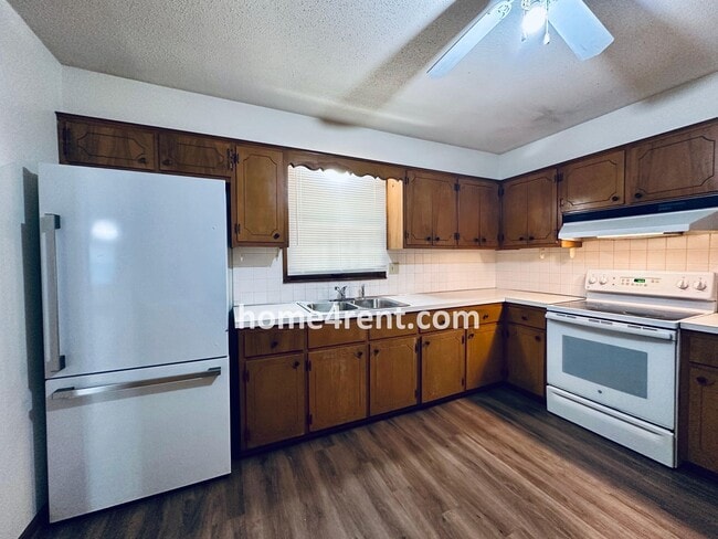 Building Photo - Charming Duplex Style Home with New Paint, Updated Floors, Finished Basement and a Quiet Back Patio!