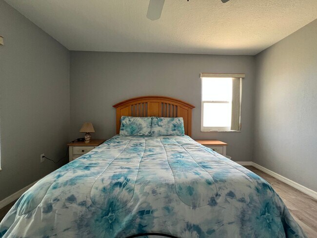 Building Photo - FURNISHED SHORT TERM SEASONAL RENTAL - 2 Bed / 2 Bath - Single Family, Pool Home (Heated) - $3,30...