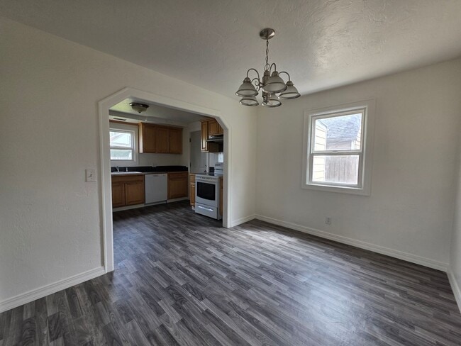 Building Photo - 4 Bedroom, 1 Bath
