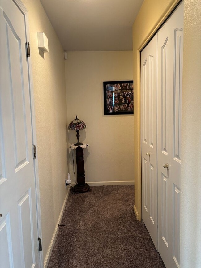 Building Photo - Unfurnished 3 bedroom 2 bath Home