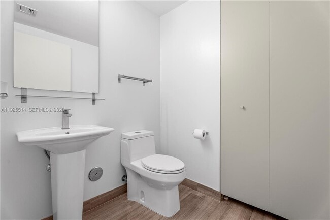 Building Photo - 1300 Brickell Bay Dr