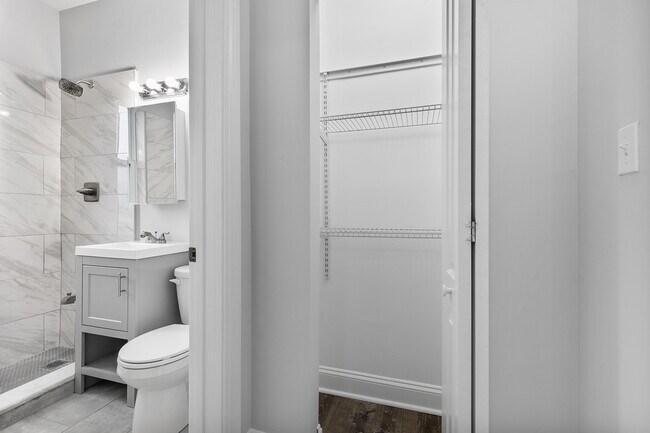 Building Photo - 1608 W Sherwin Ave