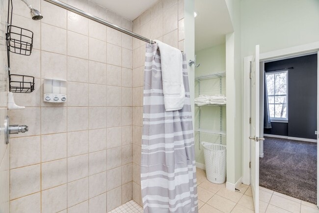 Building Photo - Urban Luxury with Stunning City Views – 2BR/2BA in Over-the-Rhine