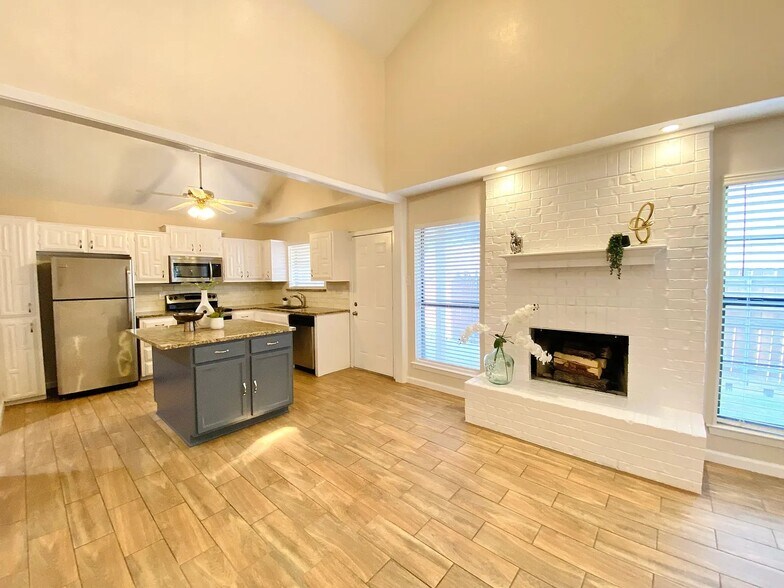 Building Photo - 3636 Country Club Dr W