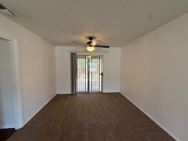 Building Photo - 3 Bedroom/2.5 Bath Silver Creek Subdivision