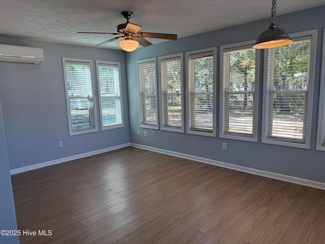Building Photo - 1308 E Oak Island Dr
